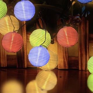 LED lyskæde med flerefarvede lanterner 